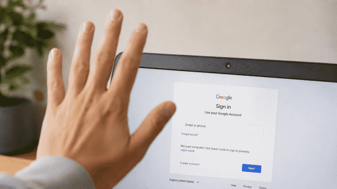Už žádné označování autobusů, nově budeme mávat do kamery. Google testuje bizarní reCAPTCHA