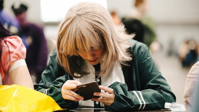 Poslední školní rok s telefony. Babišova vláda je od příštího roku až na výjimky zakázala Poslední školní rok s telefony. Babišova vláda je od příštího roku až na výjimky zakázala