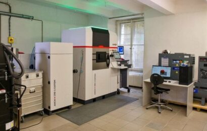 Češi vyvíjejí lidský kloub budoucnosti. 3D tiskárna za 29 milionů vyrobí implantát, který uvolní léky přímo v těle