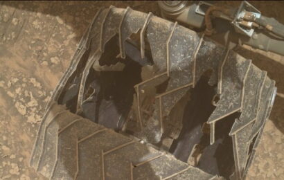 NASA ukázala silně poškozená kola roveru Curiosity. Přesto po 13 letech dál neúnavně zkoumá Mars
