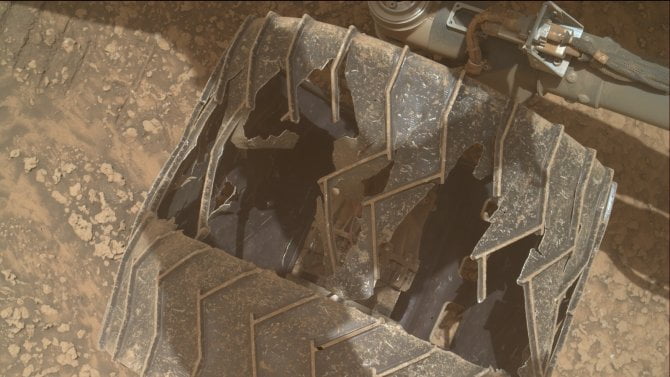 NASA ukázala silně poškozená kola roveru Curiosity. Přesto po 13 letech dál neúnavně zkoumá Mars NASA ukázala silně poškozená kola roveru Curiosity. Přesto po 13 letech dál neúnavně zkoumá Mars