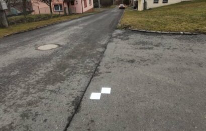 Záhadné bílé čtverce na silnicích matou řidiče. Většina netuší, k čemu slouží, přesto jsou velmi důležité Záhadné bílé čtverce na silnicích matou řidiče. Většina netuší, k čemu slouží, přesto jsou velmi důležité