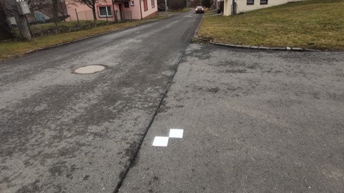 Záhadné bílé čtverce na silnicích matou řidiče. Většina netuší, k čemu slouží, přesto jsou velmi důležité Záhadné bílé čtverce na silnicích matou řidiče. Většina netuší, k čemu slouží, přesto jsou velmi důležité