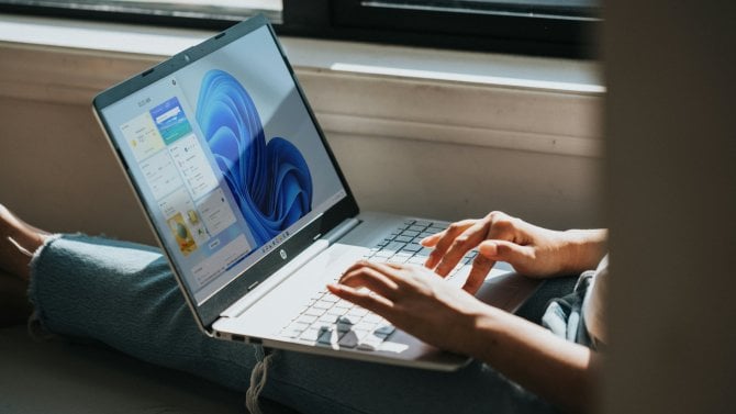 Windows 11 konečně dostává hlavní panel, který Microsoft uživatelům vzal. Zmenšíte jej i přesunete Windows 11 konečně dostává hlavní panel, který Microsoft uživatelům vzal. Zmenšíte jej i přesunete