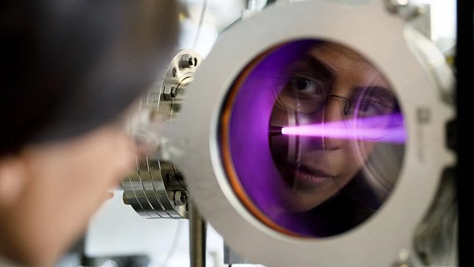 Intel vylepšil svůj 1,8nm proces. V čipech Core Ultra 300 už používá technologii, která měla být až na 1,4 nanometrech Intel vylepšil svůj 1,8nm proces. V čipech Core Ultra 300 už používá technologii, která měla být až na 1,4 nanometrech