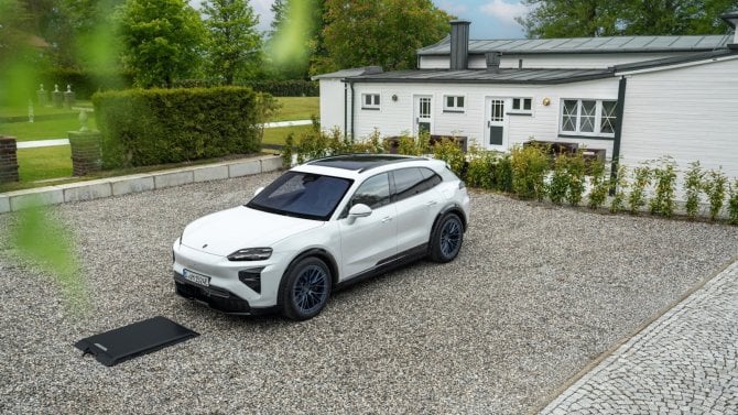 Porsche má první sériově bezdrátové dobíjení auta: velkou nabíjecí podložku už nakonfigurujete i v Česku Porsche má první sériově bezdrátové dobíjení auta: velkou nabíjecí podložku už nakonfigurujete i v Česku