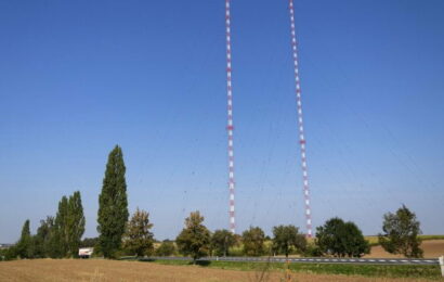 Nejvyšší stavby v Česku čeká demolice. Liblické stožáry dnes naposledy zhasly Nejvyšší stavby v Česku čeká demolice. Liblické stožáry dnes naposledy zhasly