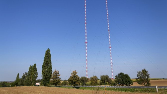 Nejvyšší stavby v Česku čeká demolice. Liblické stožáry dnes naposledy zhasly Nejvyšší stavby v Česku čeká demolice. Liblické stožáry dnes naposledy zhasly